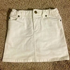 Vineyard vines girls white jean skirt with built in shorts, size 6, smoke free